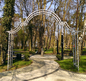 Poprzedni<span>Pustkowo,<br/>Park Nauki <br/>i Symboli</span><i>→</i>